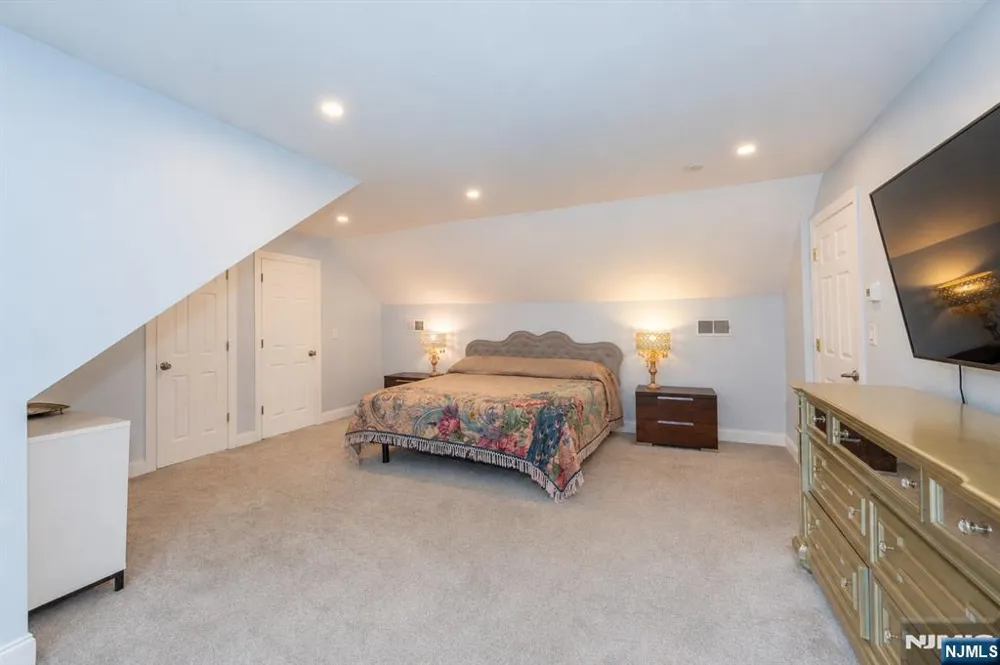 375 Queens Court Ridgewood, NJ 07450