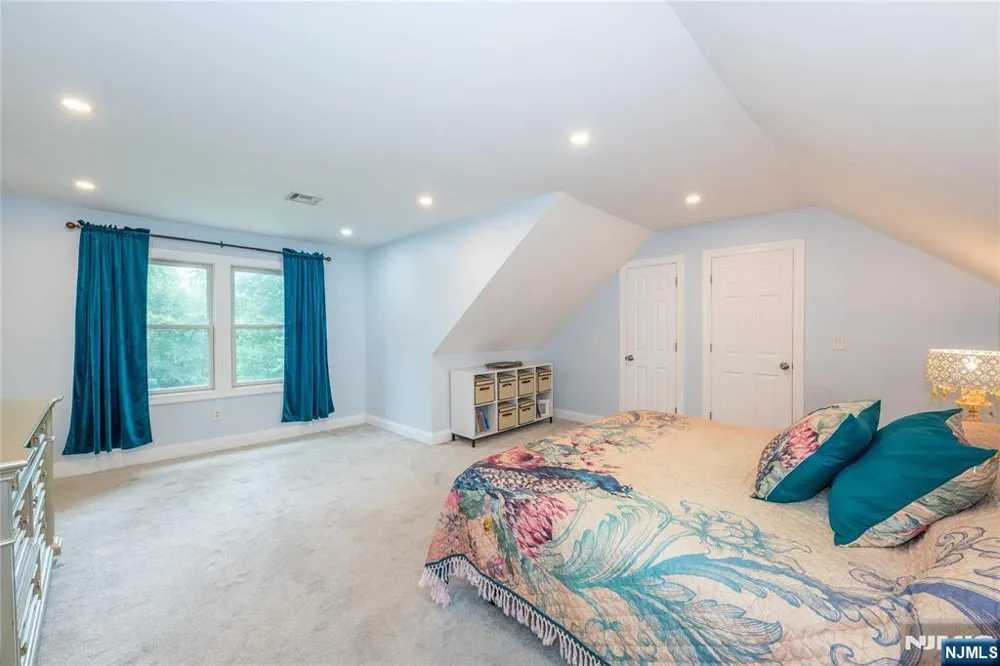 375 Queens Court Ridgewood, NJ 07450