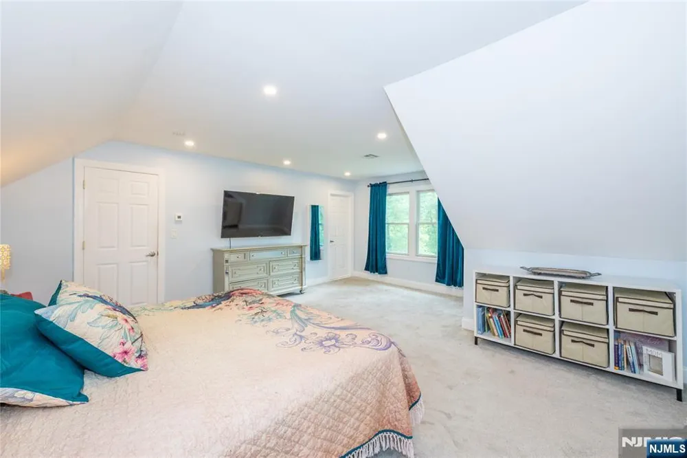 375 Queens Court Ridgewood, NJ 07450