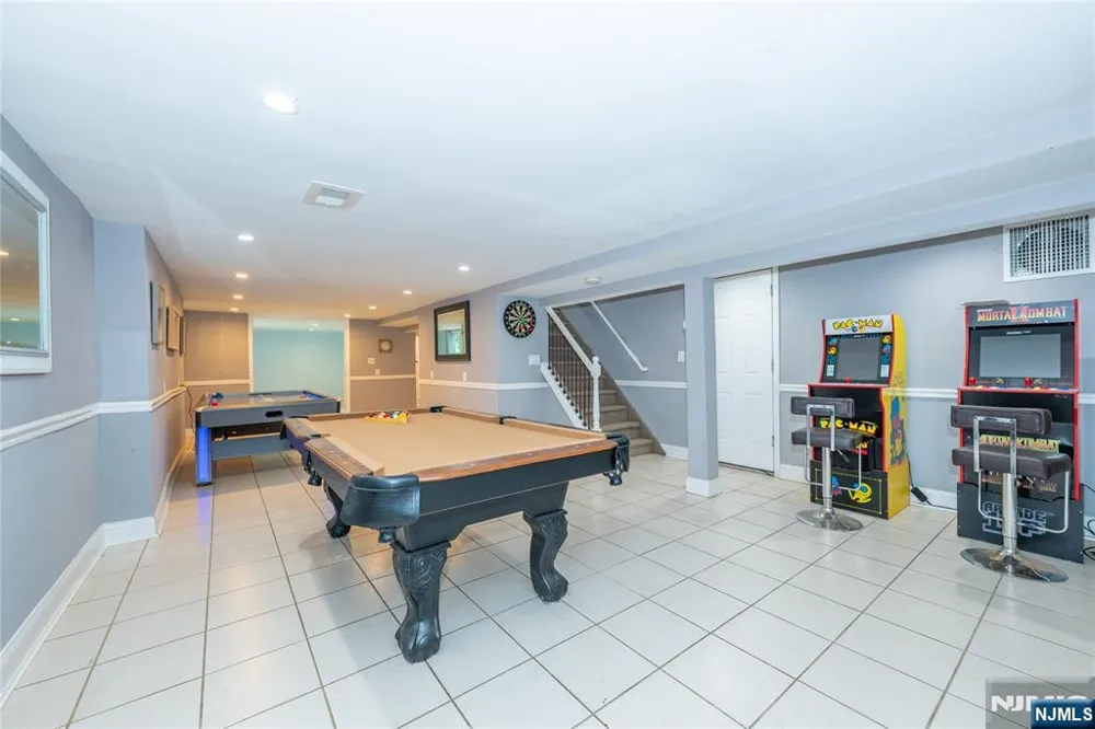 375 Queens Court Ridgewood, NJ 07450