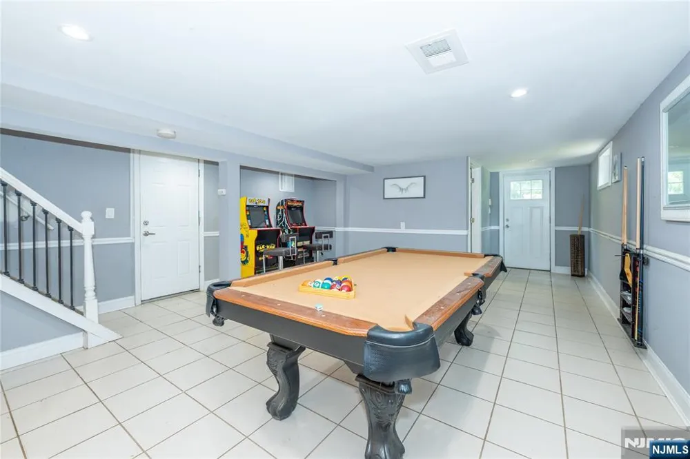 375 Queens Court Ridgewood, NJ 07450