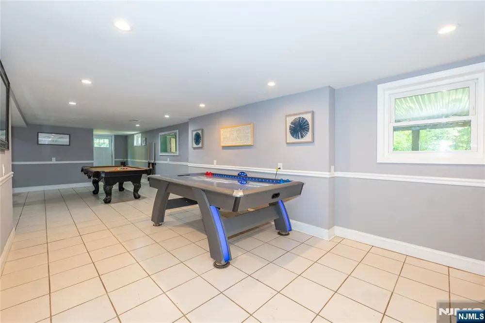 375 Queens Court Ridgewood, NJ 07450