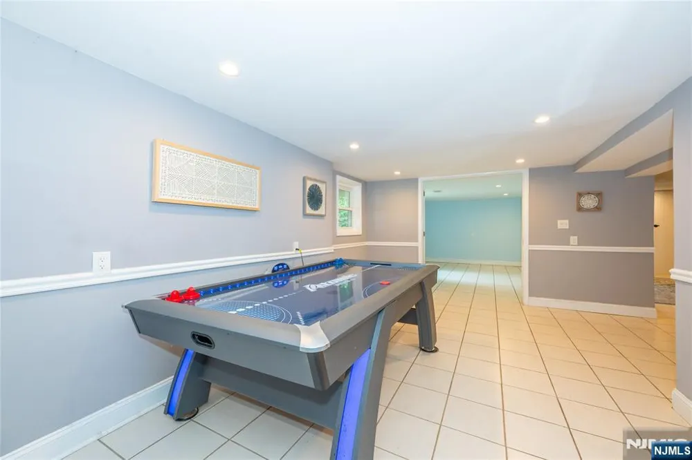 375 Queens Court Ridgewood, NJ 07450