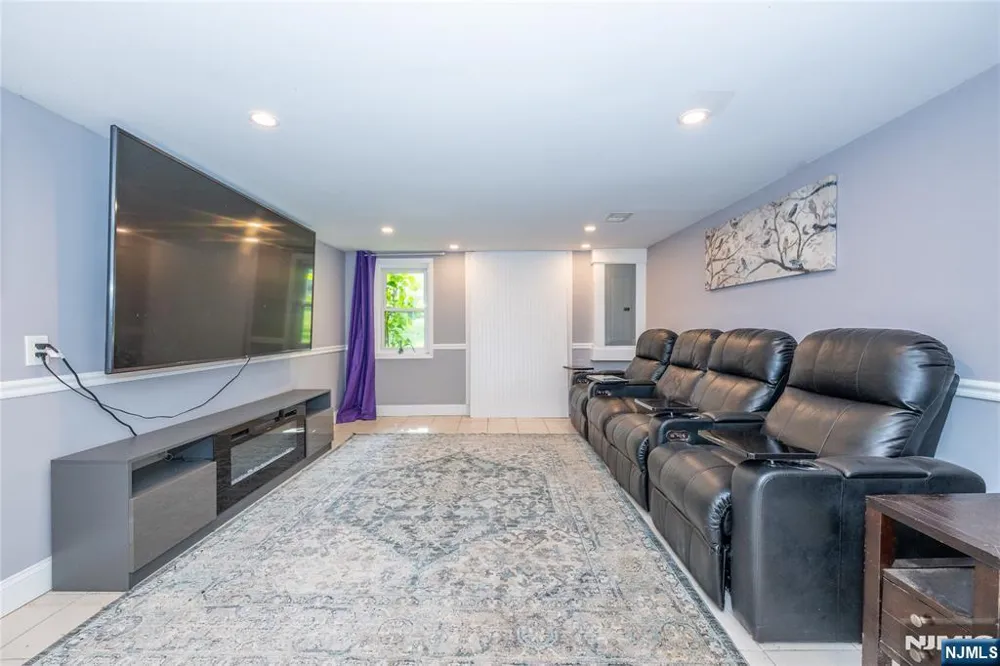 375 Queens Court Ridgewood, NJ 07450