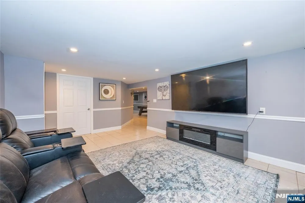 375 Queens Court Ridgewood, NJ 07450