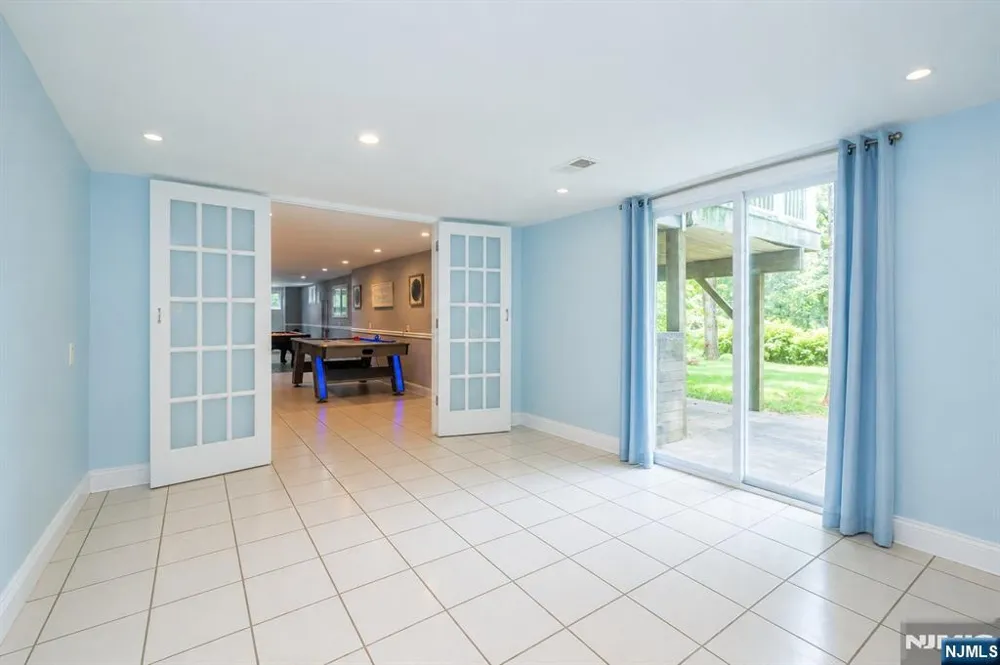 375 Queens Court Ridgewood, NJ 07450