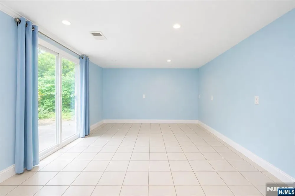 375 Queens Court Ridgewood, NJ 07450