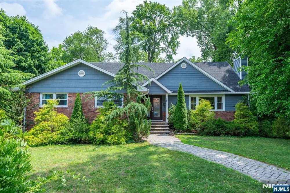 375 Queens Court Ridgewood, NJ 07450