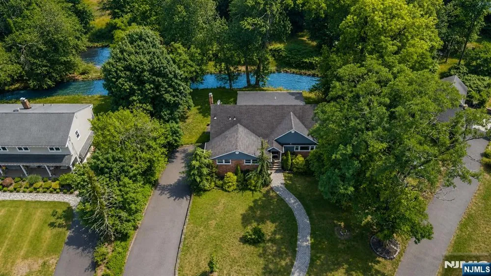 375 Queens Court Ridgewood, NJ 07450