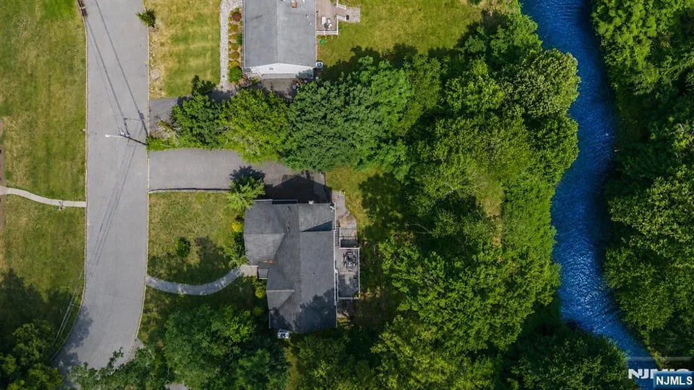 375 Queens Court Ridgewood, NJ 07450