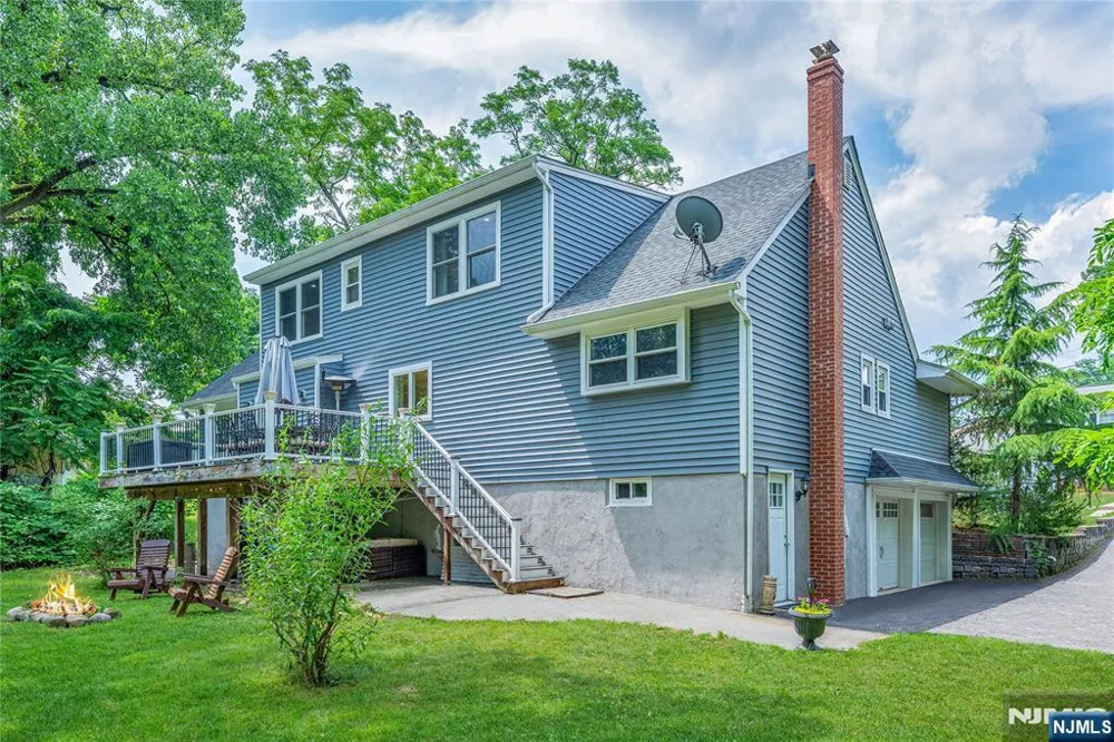 375 Queens Court Ridgewood, NJ 07450