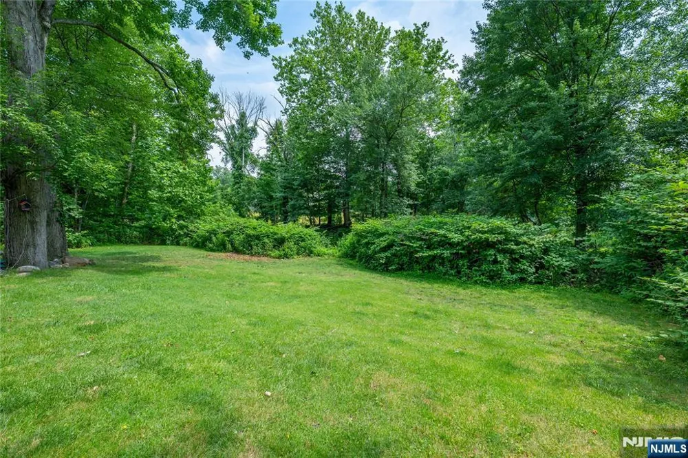 375 Queens Court Ridgewood, NJ 07450
