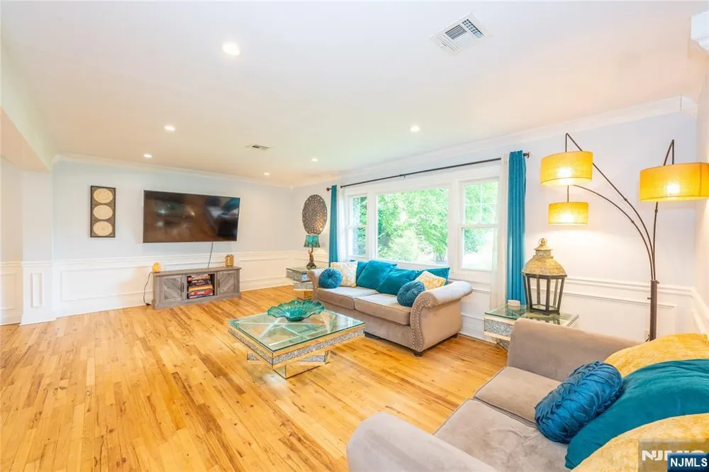 375 Queens Court Ridgewood, NJ 07450