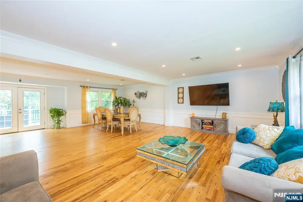 375 Queens Court Ridgewood, NJ 07450