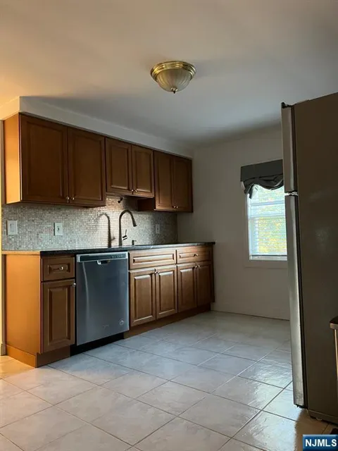 39 Lawrence Avenue 2