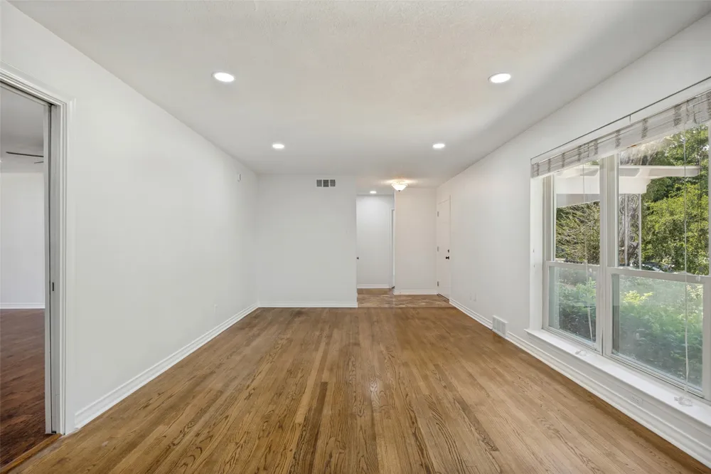 10422 Lake Gardens Drive Dallas, TX 75218