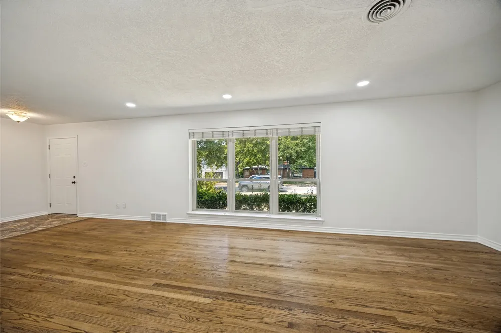 10422 Lake Gardens Drive Dallas, TX 75218