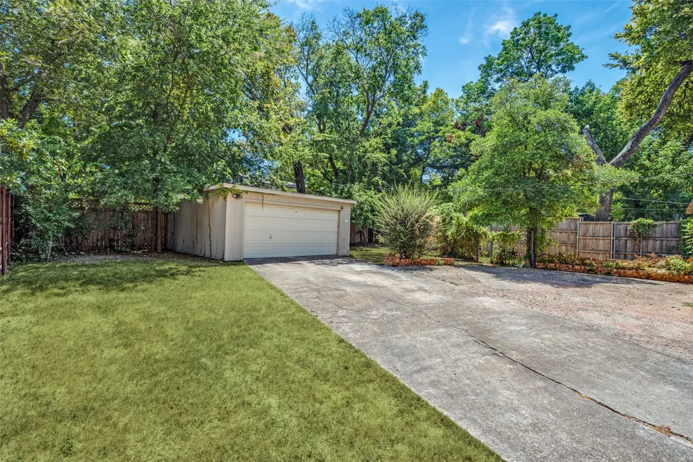 10422 Lake Gardens Drive Dallas, TX 75218