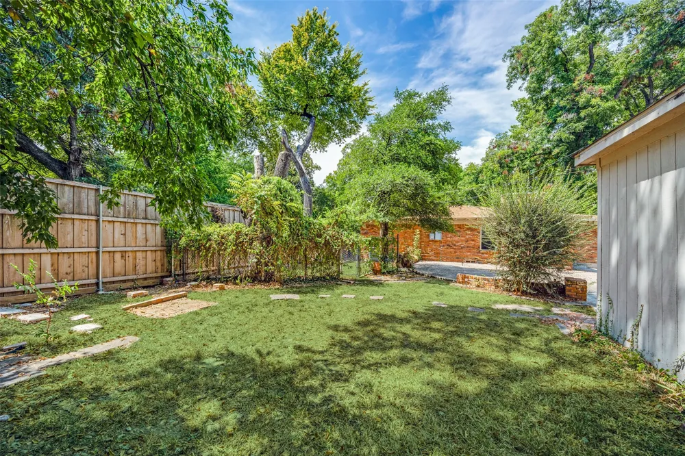 10422 Lake Gardens Drive Dallas, TX 75218