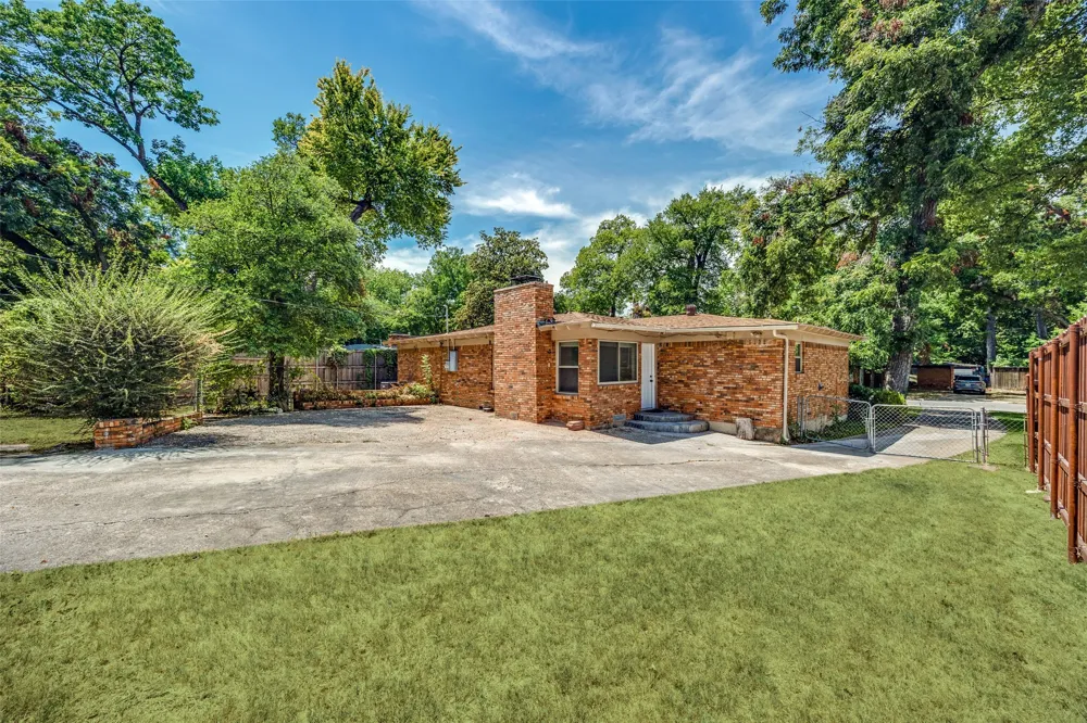 10422 Lake Gardens Drive Dallas, TX 75218