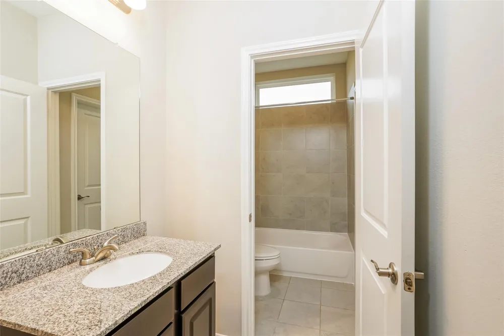 651 Lakeland Circle Rosharon, TX 77583