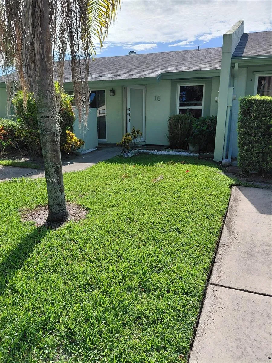 16 Camden Ln Boynton Beach, FL 33426