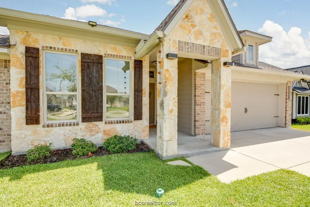 2030 Dumfries Drive Bryan, TX 77807