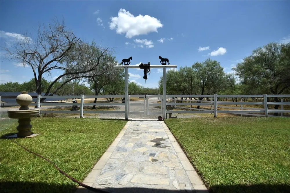 2325 E Highway 285 Falfurrias, TX 78355