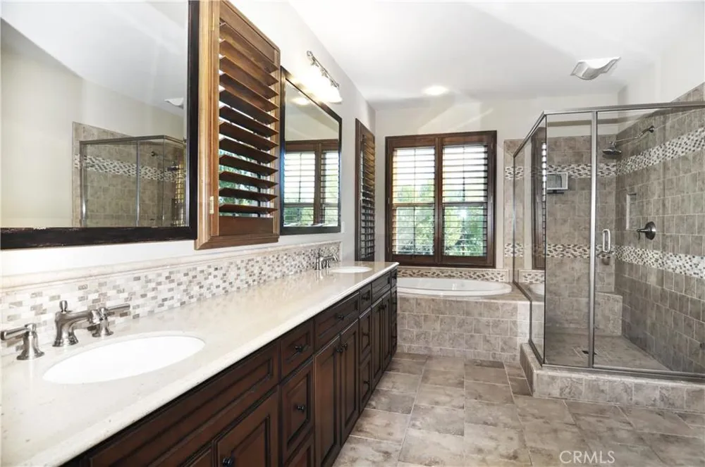 60 Kingsbury Irvine, CA 92620