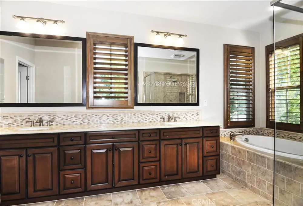 60 Kingsbury Irvine, CA 92620