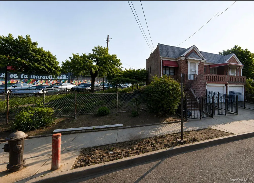4805 Poyer Street Elmhurst, NY 11373