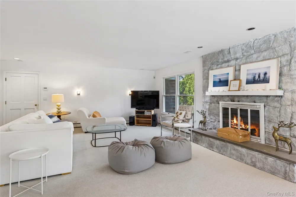 8 Niamogue Lane Quogue, NY 11959