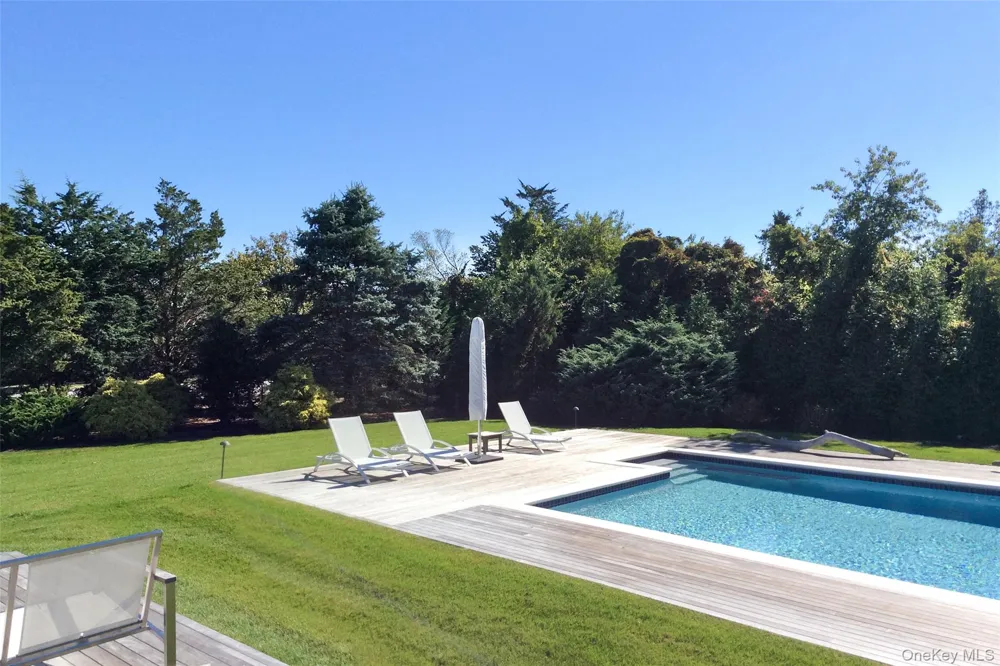 8 Niamogue Lane Quogue, NY 11959