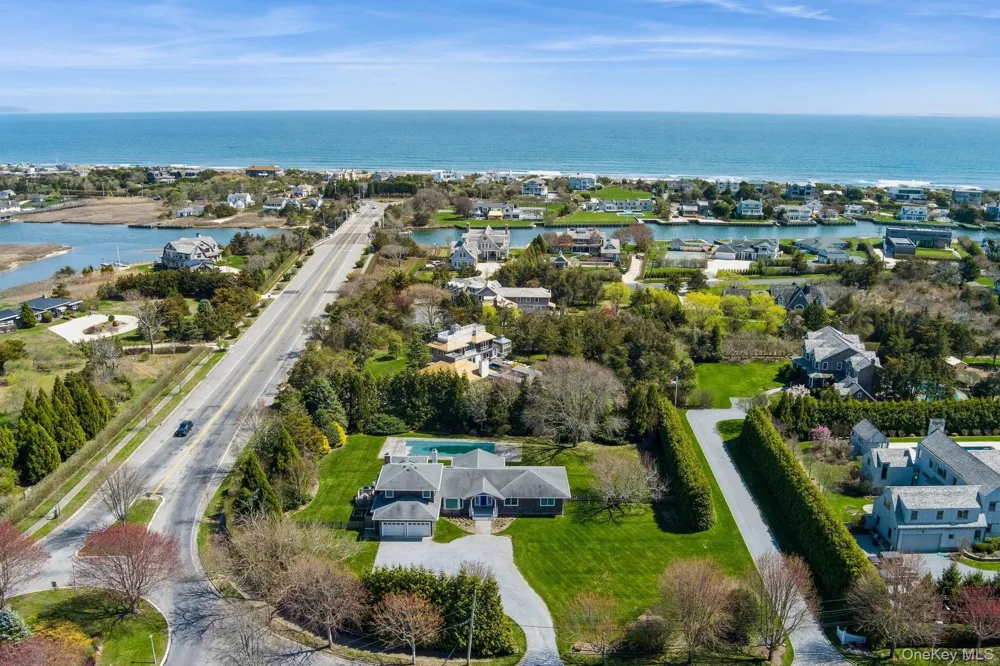 8 Niamogue Lane Quogue, NY 11959