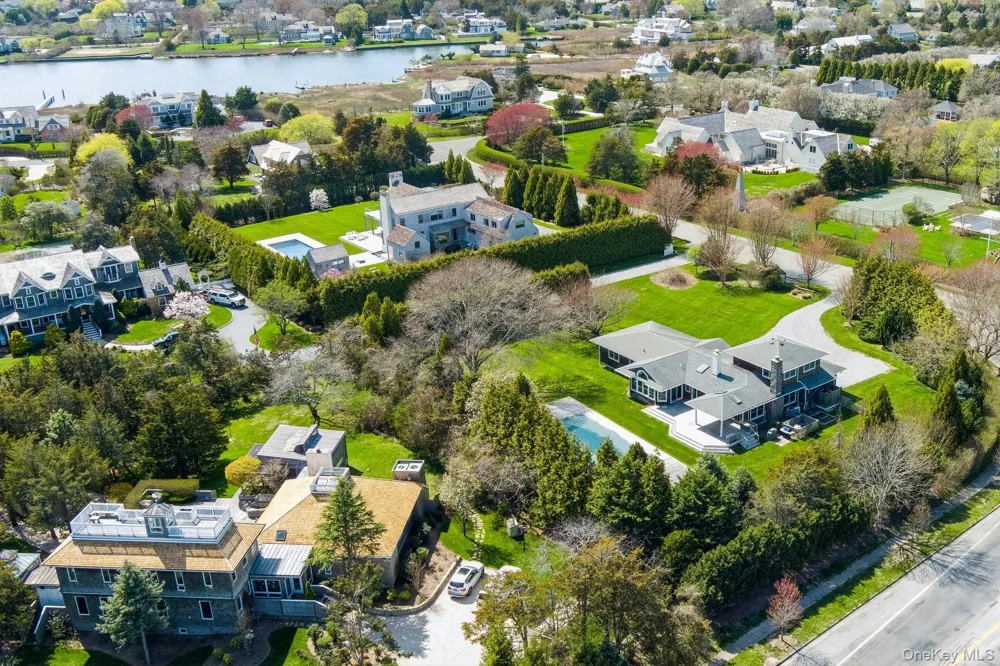8 Niamogue Lane Quogue, NY 11959