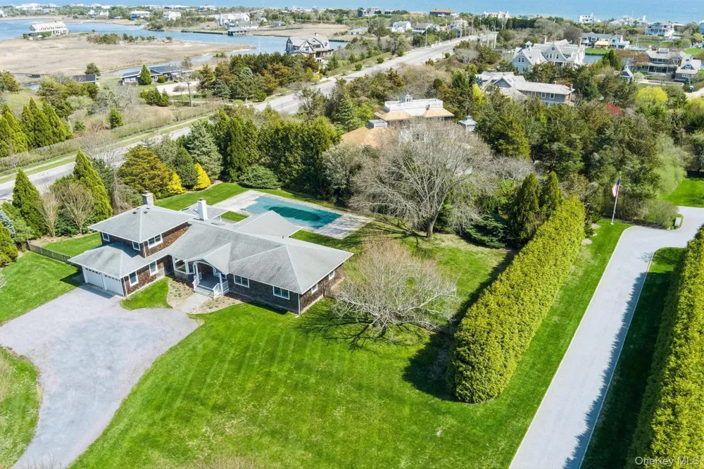 8 Niamogue Lane Quogue, NY 11959