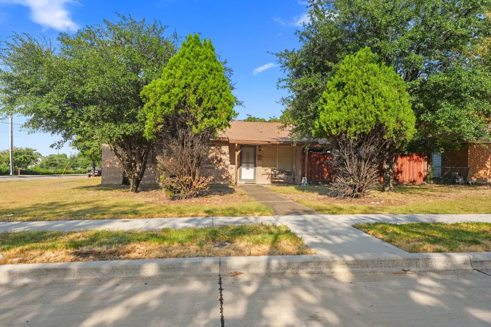 13105 Blossomheath Lane Dallas, TX 75240