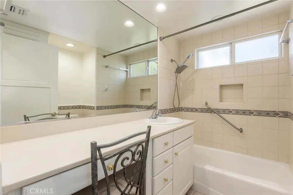6448 Charlesworth North Hollywood, CA 91606