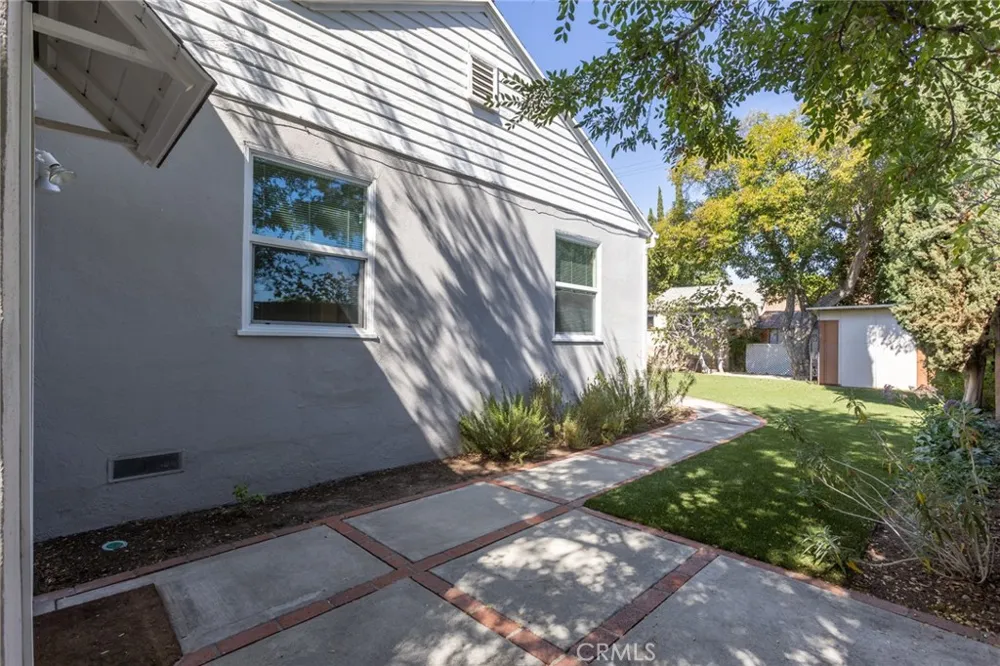 6448 Charlesworth North Hollywood, CA 91606