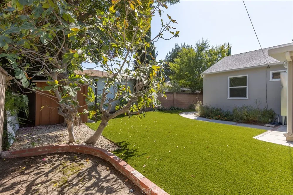 6448 Charlesworth North Hollywood, CA 91606