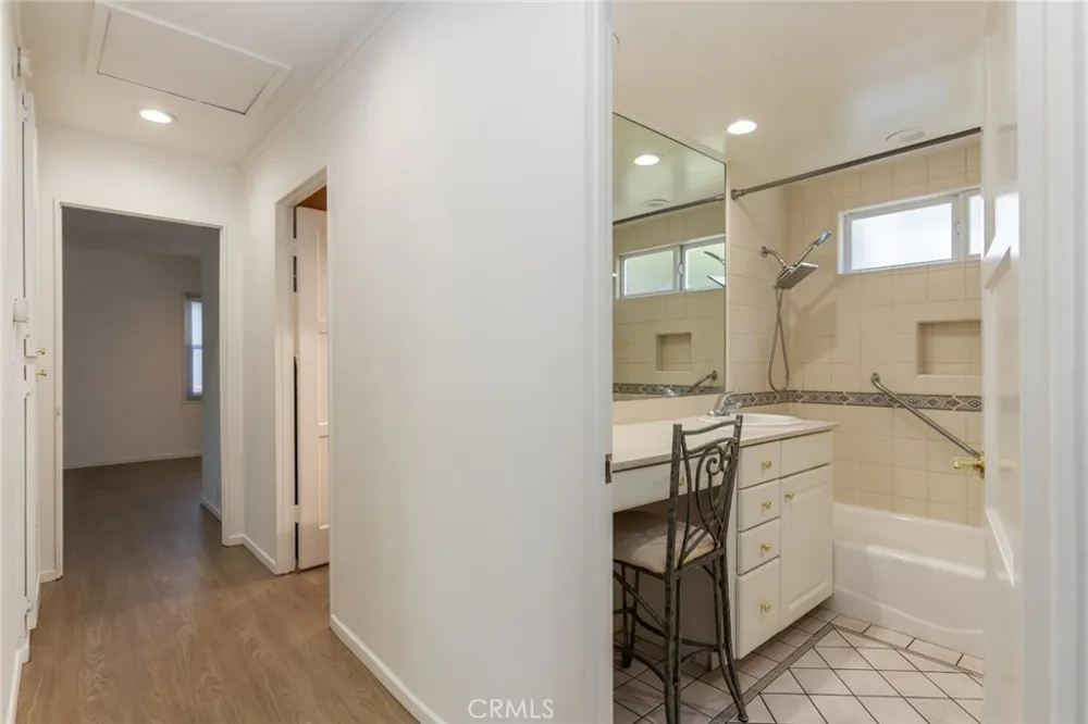 6448 Charlesworth North Hollywood, CA 91606