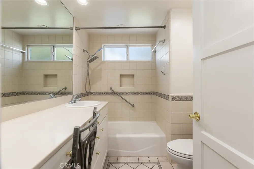 6448 Charlesworth North Hollywood, CA 91606