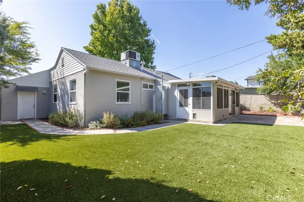 6448 Charlesworth North Hollywood, CA 91606