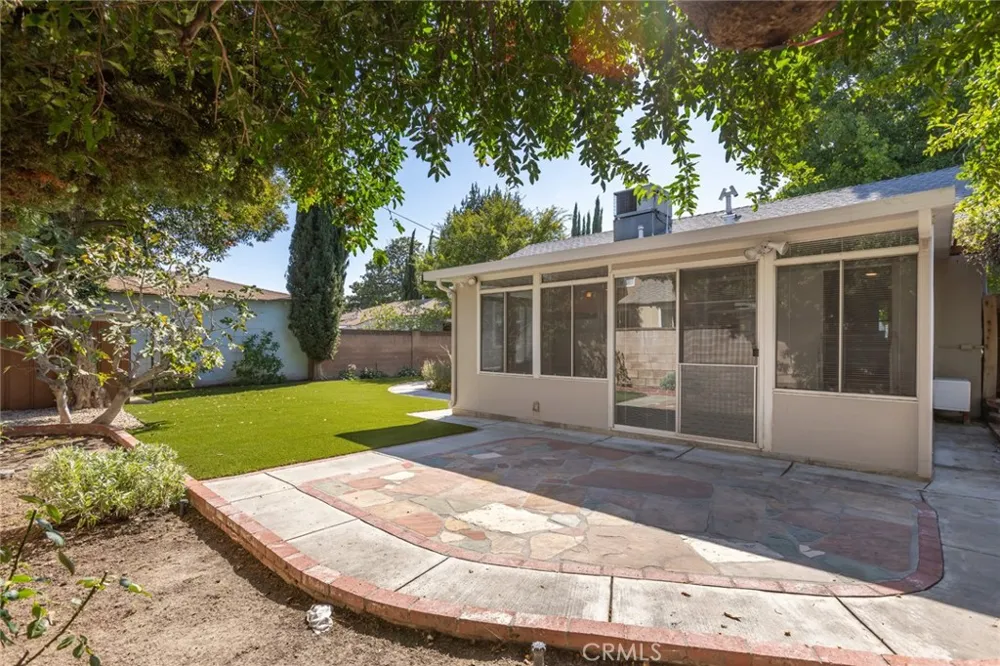 6448 Charlesworth North Hollywood, CA 91606