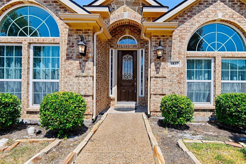 1837 Lakeview Drive DeSoto, TX 75115
