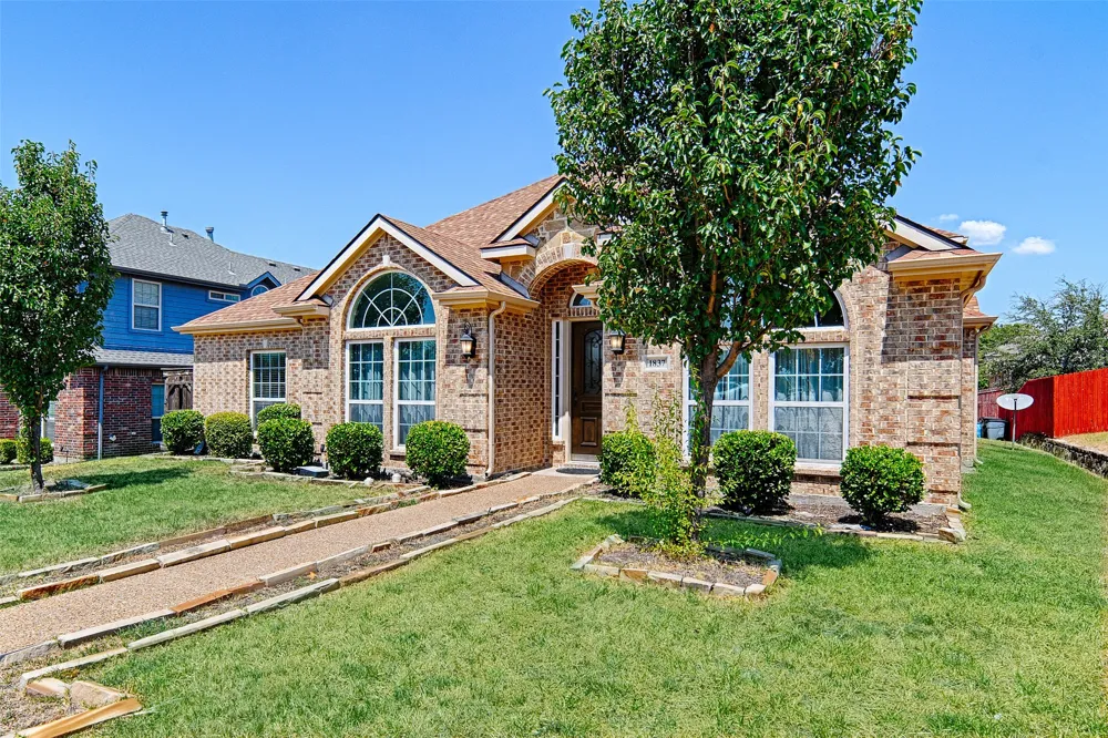 1837 Lakeview Drive DeSoto, TX 75115