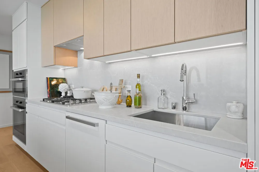 877 Francisco Street #2609 Los Angeles, CA 90017