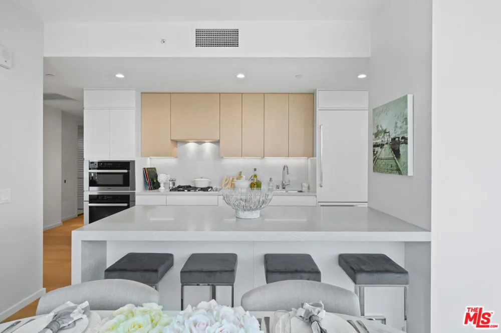 877 Francisco Street #2609 Los Angeles, CA 90017