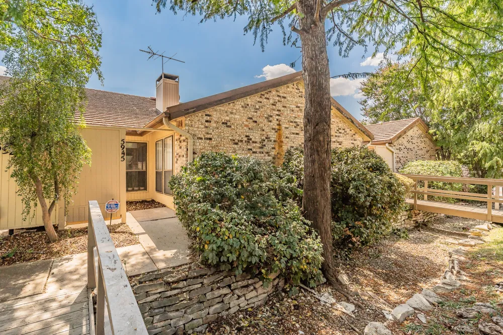 5945 Chimney Wood Circle Fort Worth, TX 76112