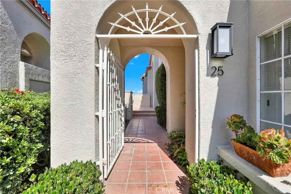 25 Toulon Laguna Niguel, CA 92677